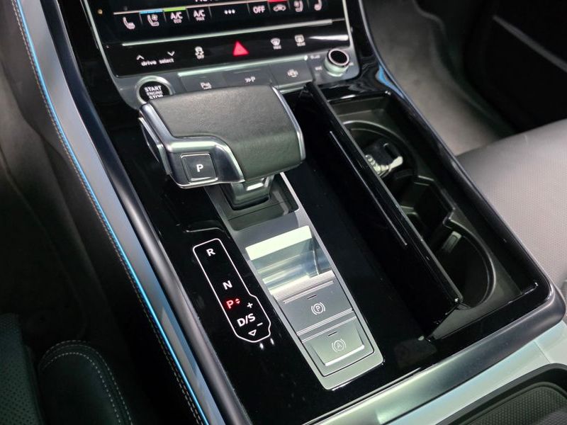 2023 Audi Q7 55 TFSI Quattro Premium photo 9