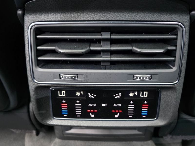 2023 Audi Q7 55 TFSI Quattro Premium photo 19