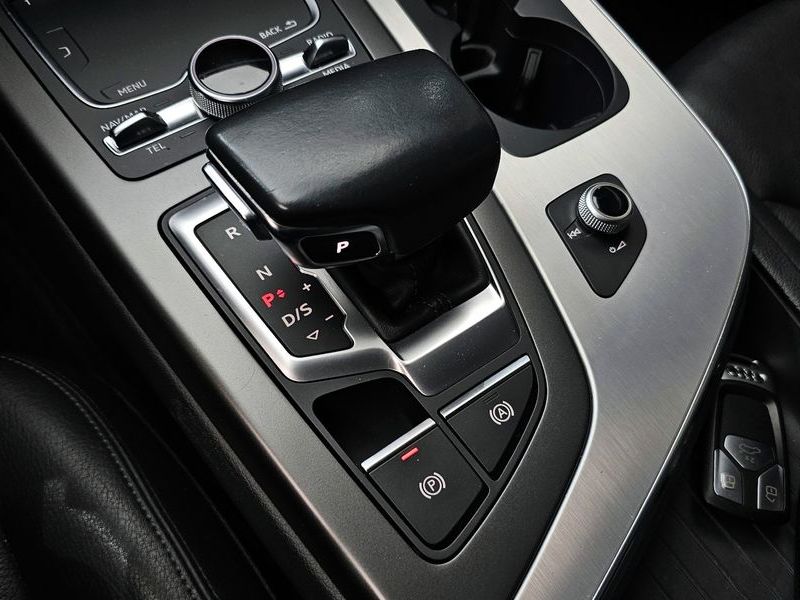 2019 Audi Q7 45 TFSI Quattro photo 9