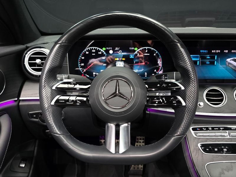 2021 Mercedes-Benz E-Class E220d 4MATIC AMG Line photo 13