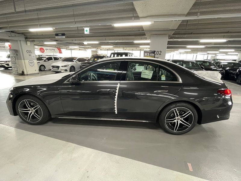 2026 Mercedes-Benz E-Class E300 4MATIC AMG Line photo 9