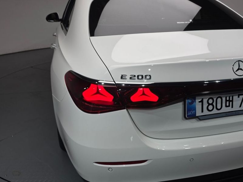 2026 Mercedes-Benz E-Class E200 Avantgarde photo 23