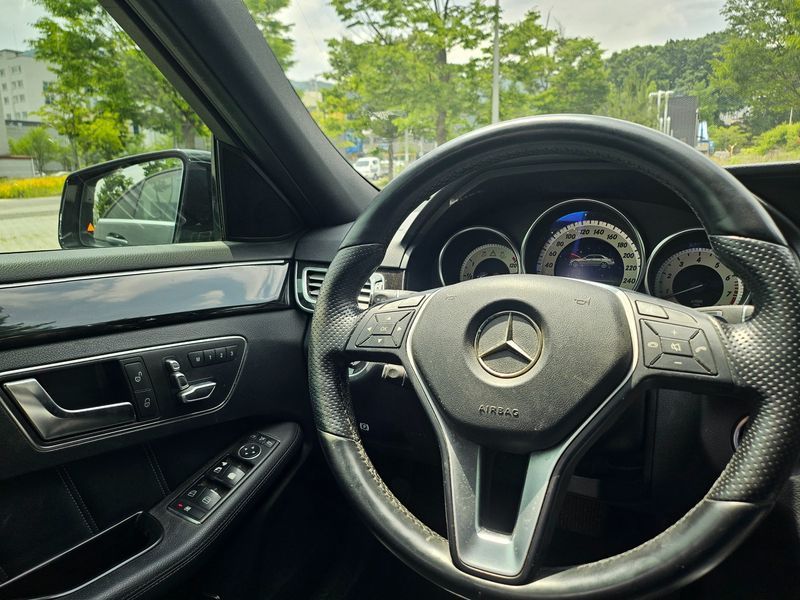 2014 Mercedes-Benz E-Class E300 4MATIC Avantgarde photo 17