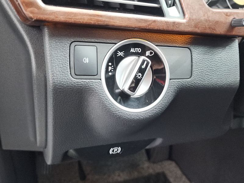 2012 Mercedes-Benz E-Class E300 Elegance photo 19