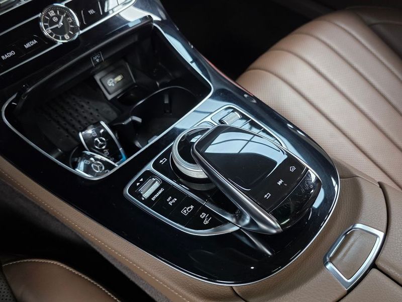 2019 Mercedes-Benz E-Class E300e Exclusive photo 9