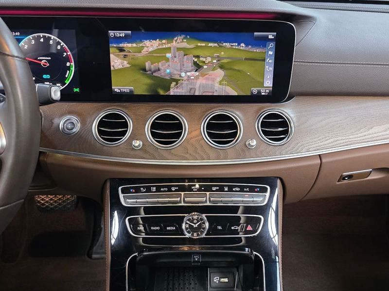 2019 Mercedes-Benz E-Class E300e Exclusive photo 13