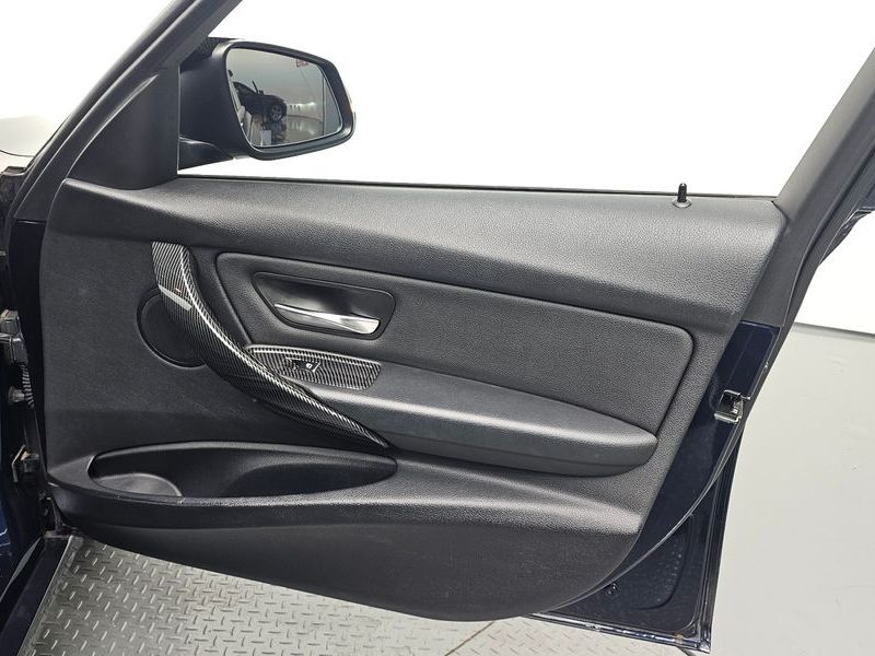 2013 BMW 3 Series 320d photo 24