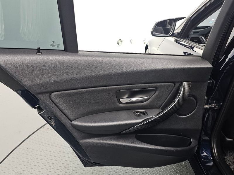 2013 BMW 3 Series 320d photo 25