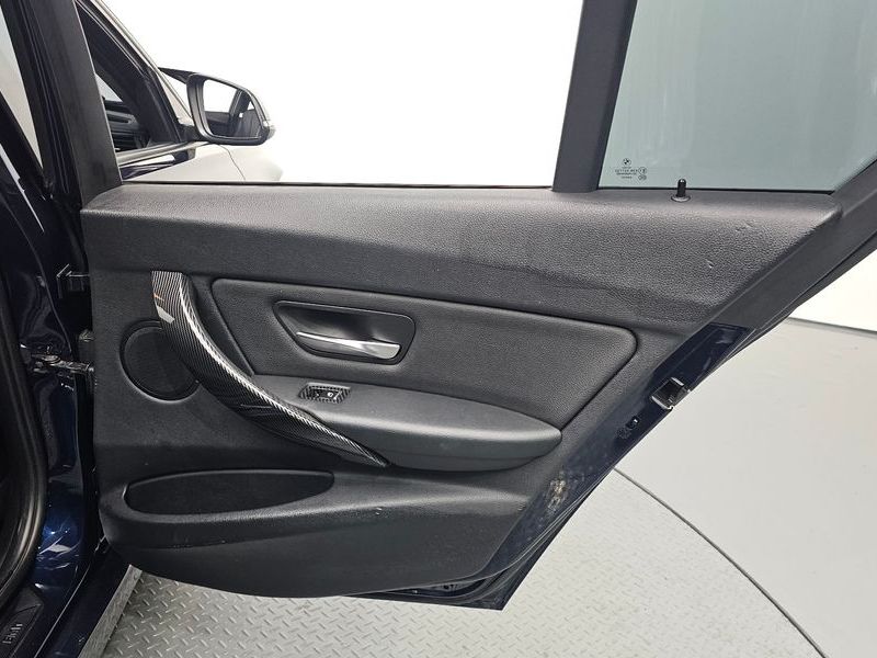 2013 BMW 3 Series 320d photo 28