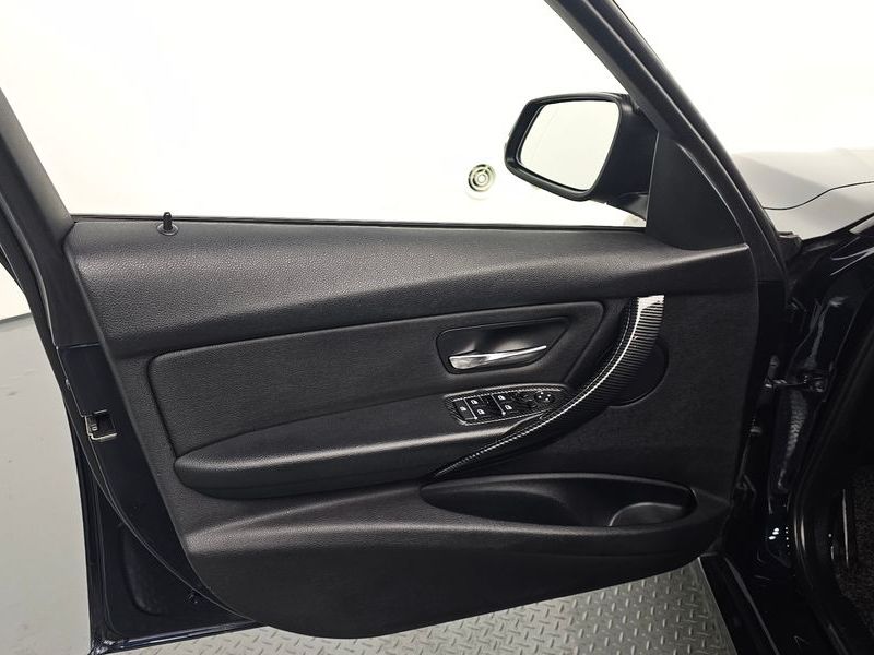 2013 BMW 3 Series 320d photo 30