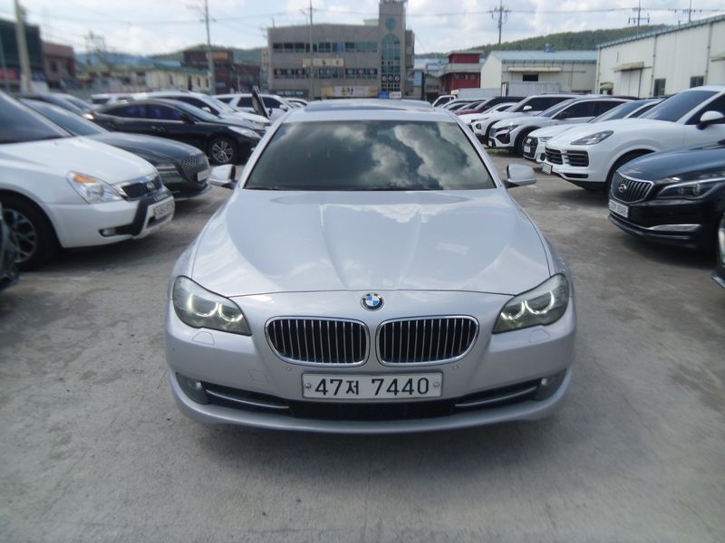 2013 BMW 5 Series 520d photo 1
