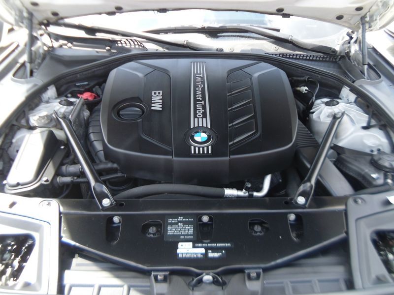 2013 BMW 5 Series 520d photo 17