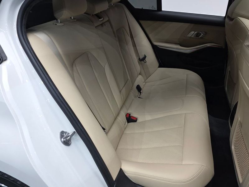 2022 BMW 3 Series 320d M Sport photo 11