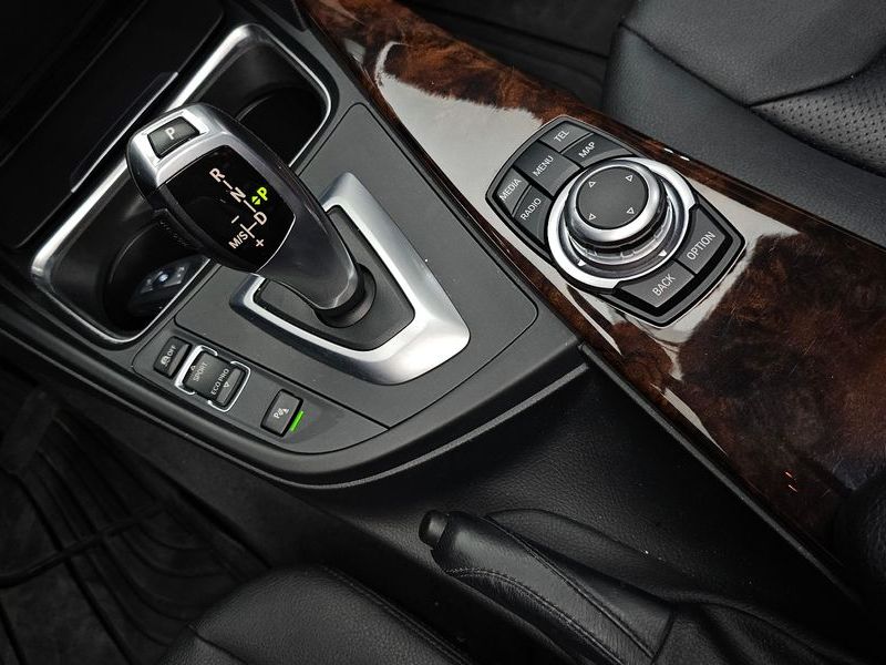 2012 BMW 3 Series 328i photo 9