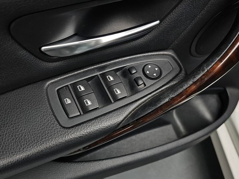 2012 BMW 3 Series 328i photo 16
