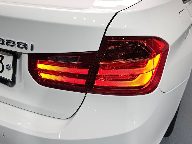 2012 BMW 3 Series 328i photo 23