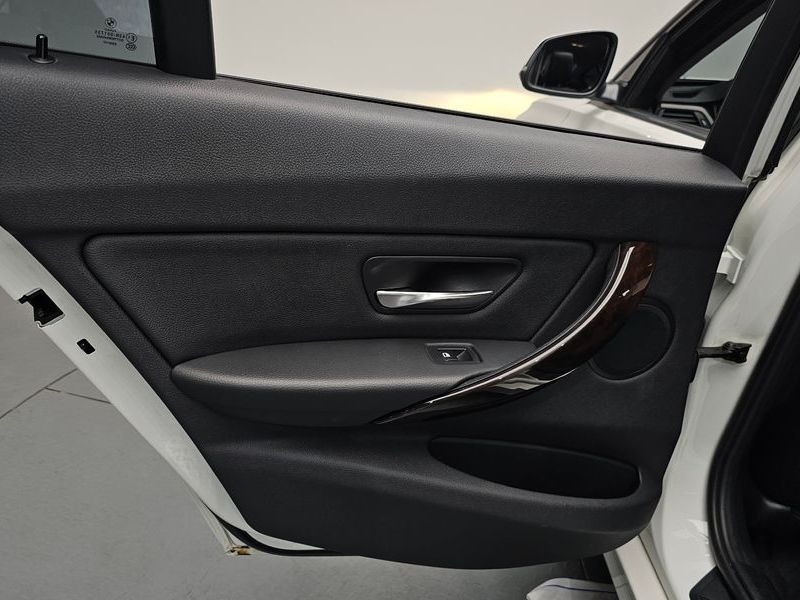 2012 BMW 3 Series 328i photo 25