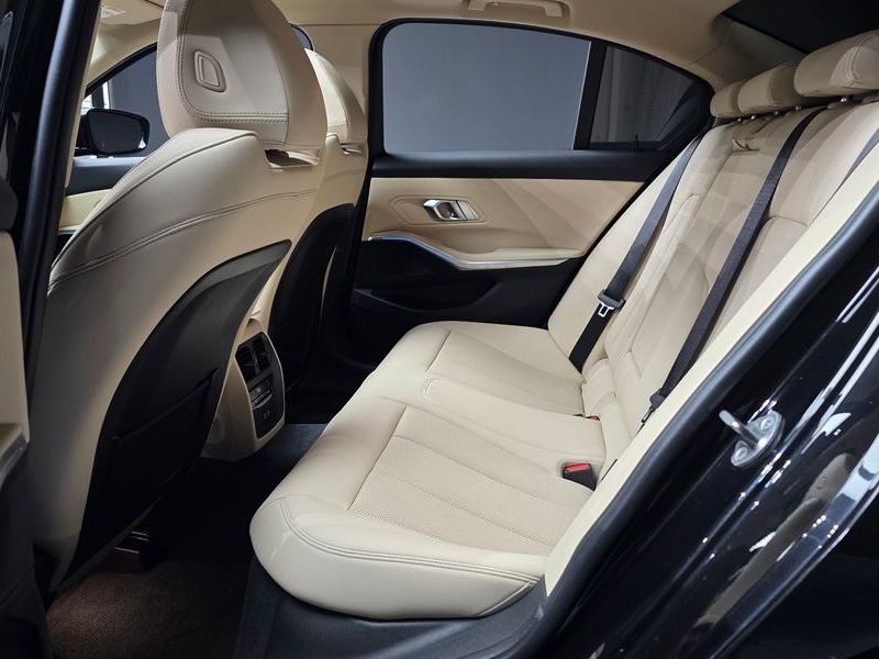 2023 BMW 3 Series 320i photo 26