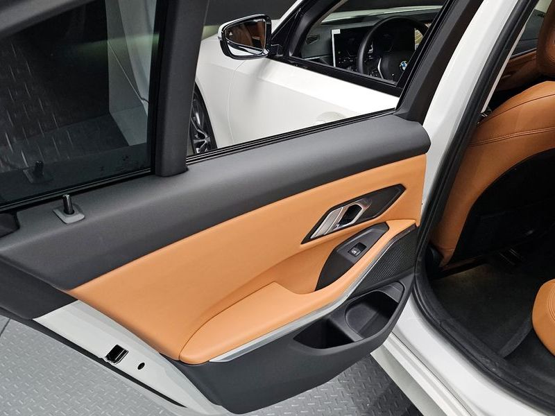 2023 BMW 3 Series 320i photo 26