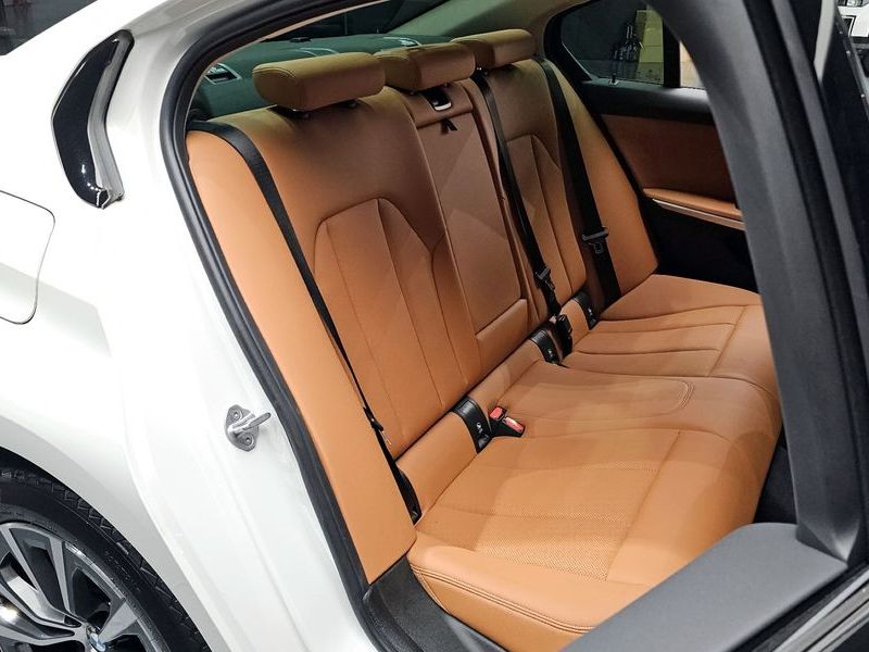 2023 BMW 3 Series 320i photo 27