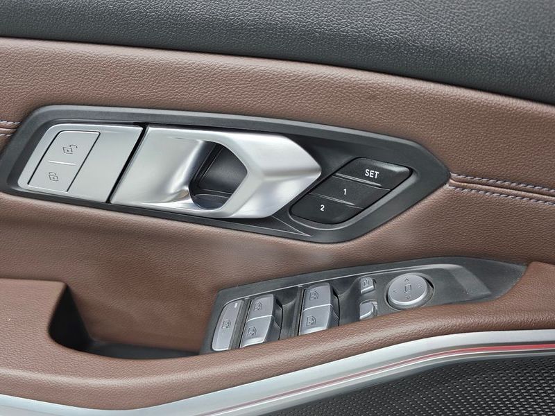 2022 BMW 3 Series 320d Luxury photo 11