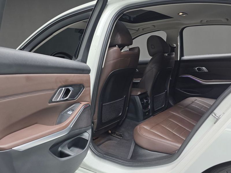 2022 BMW 3 Series 320d Luxury photo 15