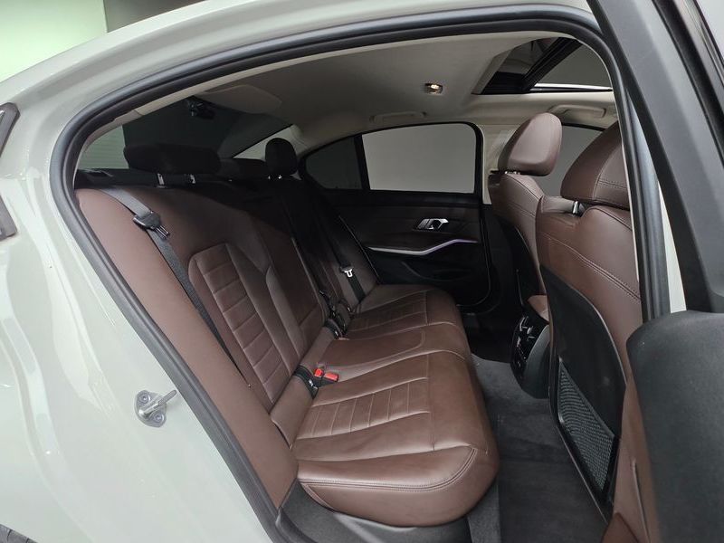 2022 BMW 3 Series 320d Luxury photo 17