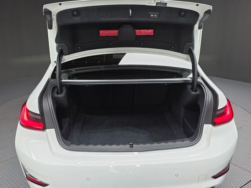2022 BMW 3 Series 320d Luxury photo 18