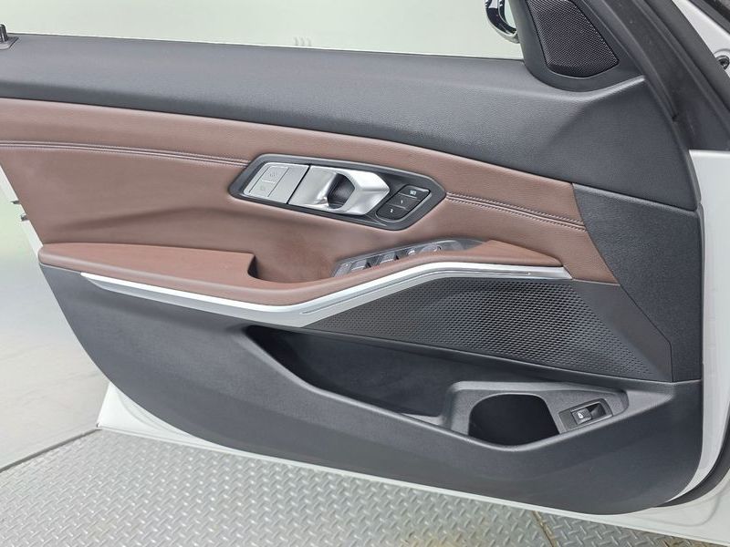 2022 BMW 3 Series 320d Luxury photo 24