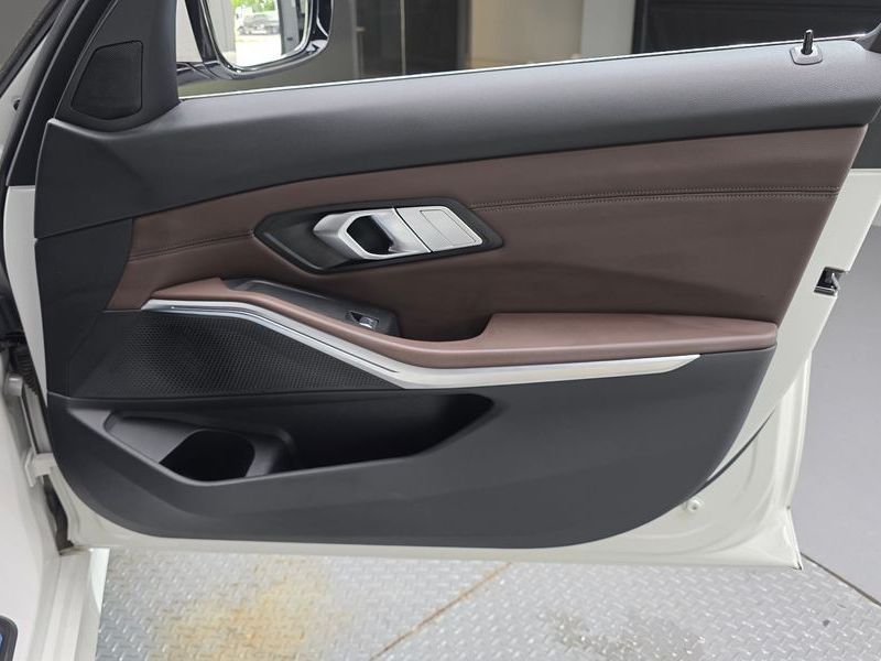 2022 BMW 3 Series 320d Luxury photo 25