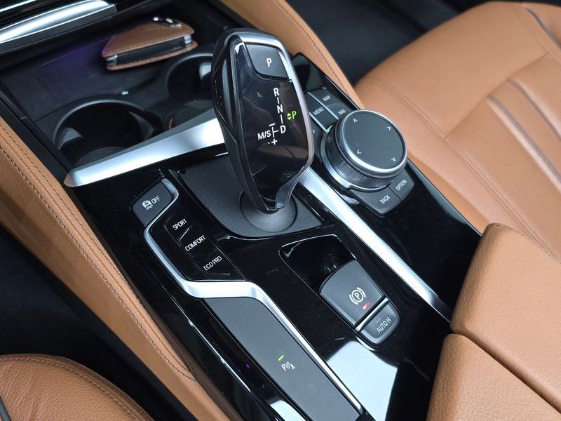2020 BMW 5 Series 520i Luxury photo 9