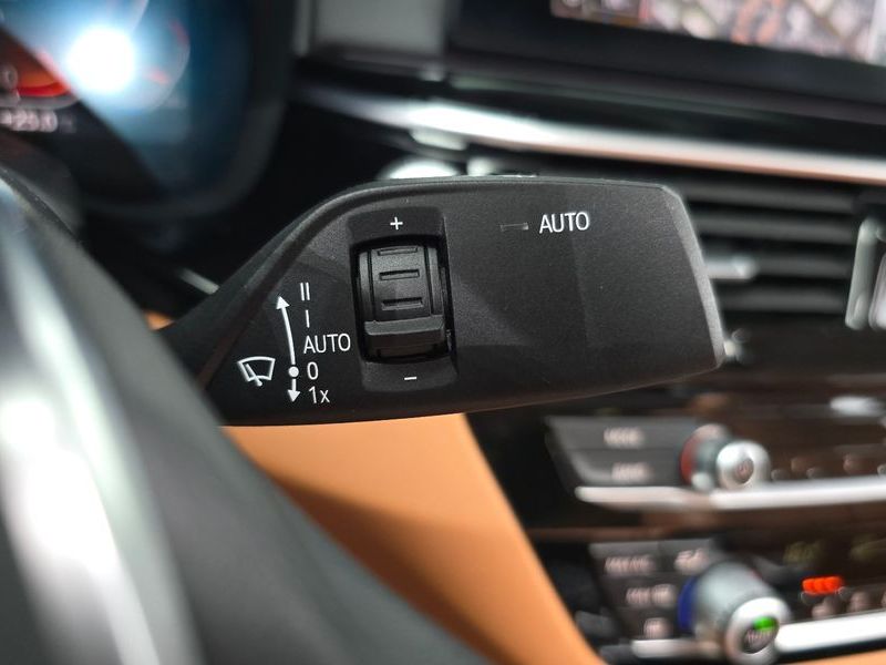 2020 BMW 5 Series 520i Luxury photo 20