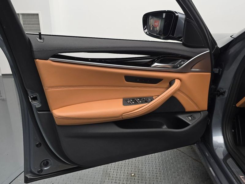 2020 BMW 5 Series 520i Luxury photo 24