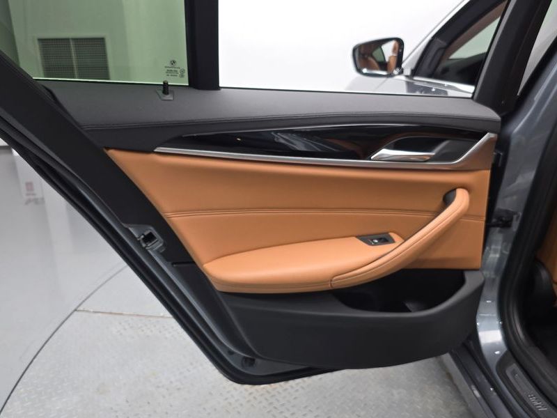 2020 BMW 5 Series 520i Luxury photo 25