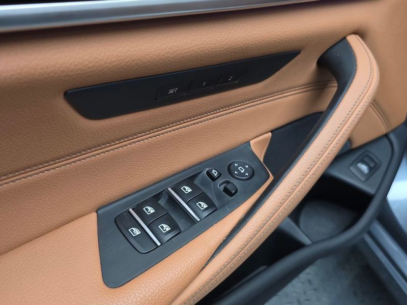 2020 BMW 5 Series 520i Luxury photo 27