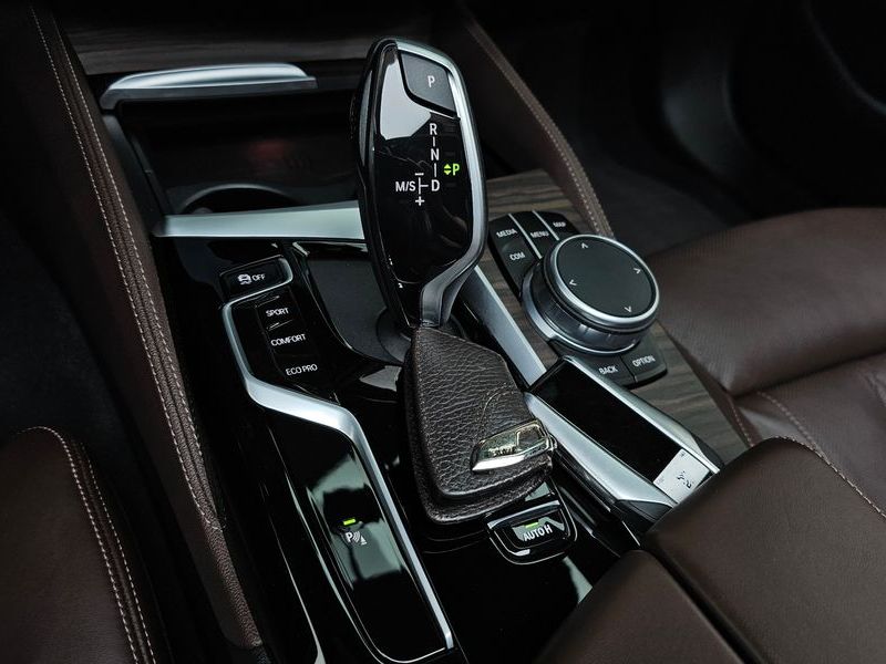 2021 BMW 5 Series 523d M Sport photo 9