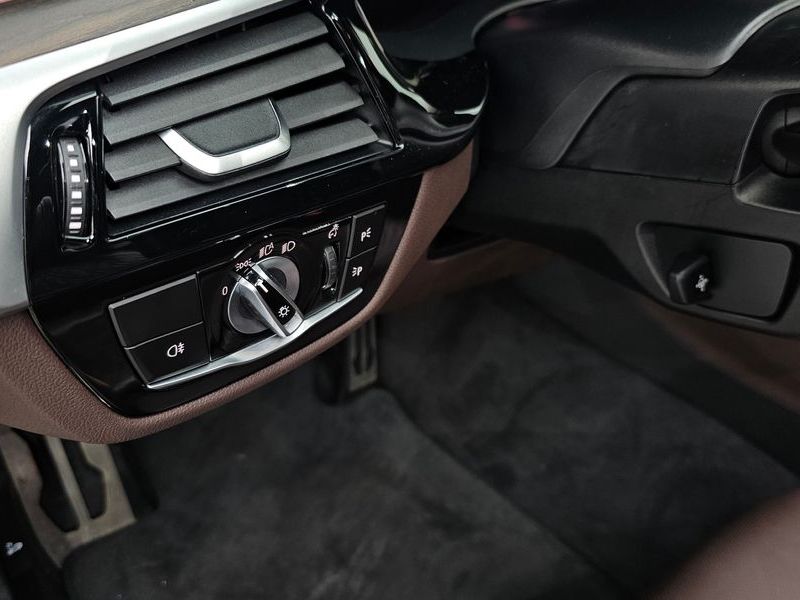 2021 BMW 5 Series 523d M Sport photo 29