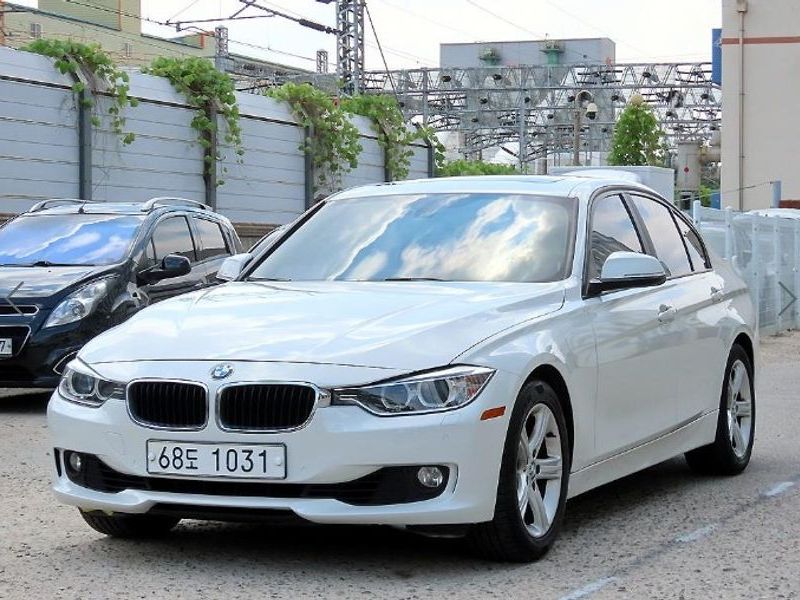 2013 BMW 3 Series 320i photo 1
