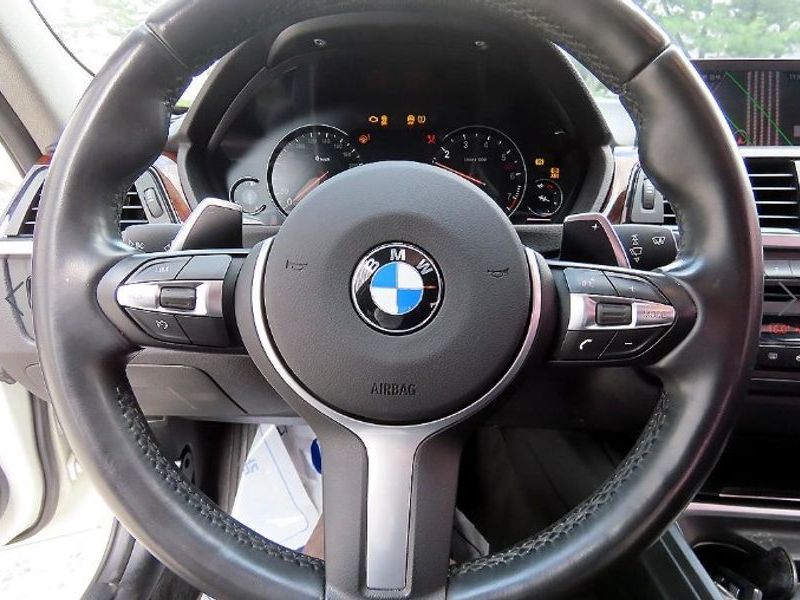 2013 BMW 3 Series 320i photo 8