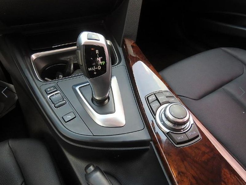 2013 BMW 3 Series 320i photo 10