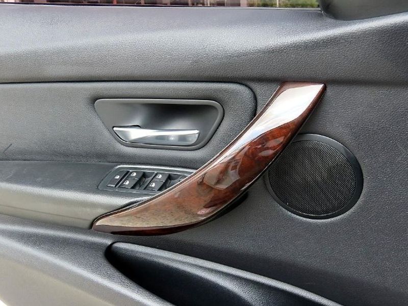 2013 BMW 3 Series 320i photo 11