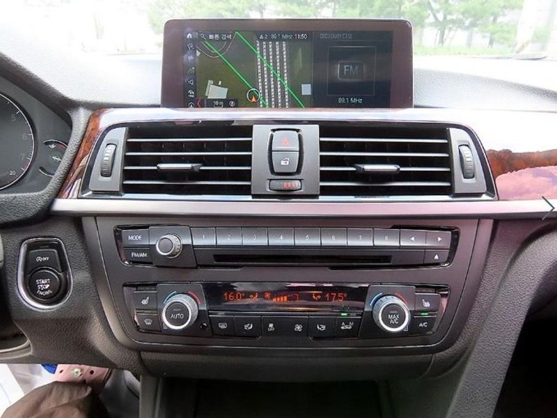 2013 BMW 3 Series 320i photo 12