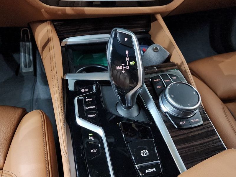 2022 BMW 5 Series 520i M Sport photo 9