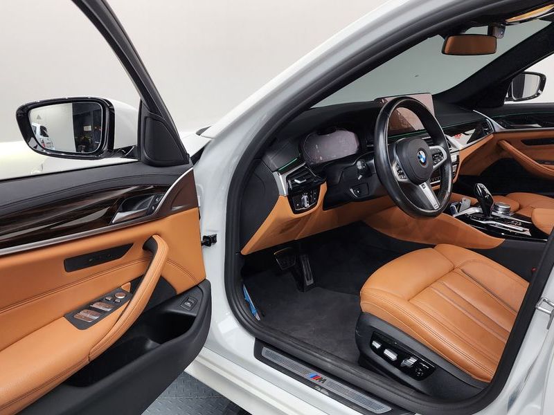 2022 BMW 5 Series 520i M Sport photo 10