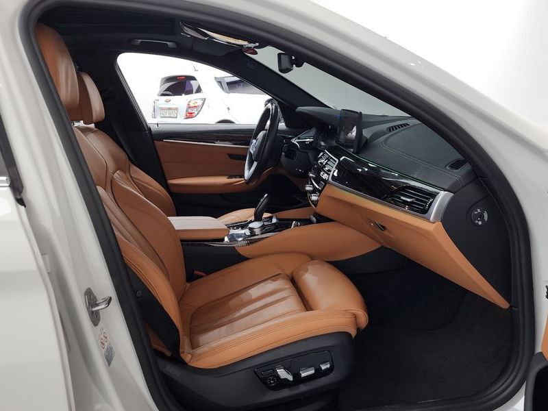 2022 BMW 5 Series 520i M Sport photo 11