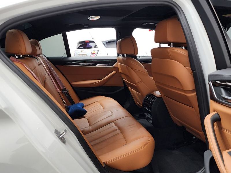 2022 BMW 5 Series 520i M Sport photo 12