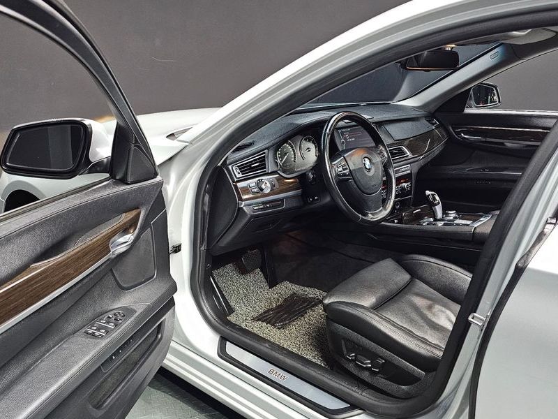 2012 BMW 7 Series 740i photo 11