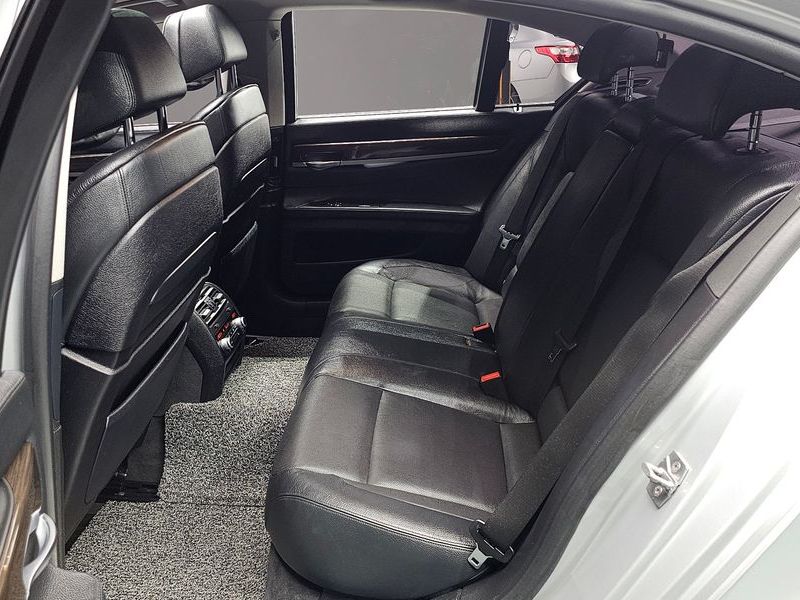 2012 BMW 7 Series 740i photo 12