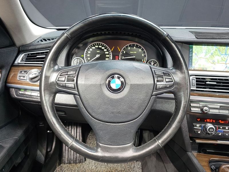 2012 BMW 7 Series 740i photo 13