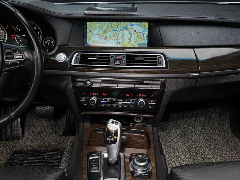 2012 BMW 7 Series 740i photo 16